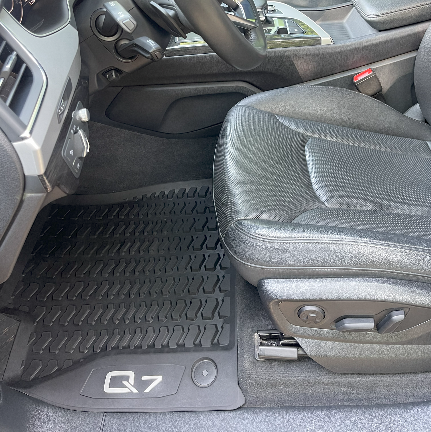 After interior detailing – spotless Audi Q7 floor mats and carpets fully restored